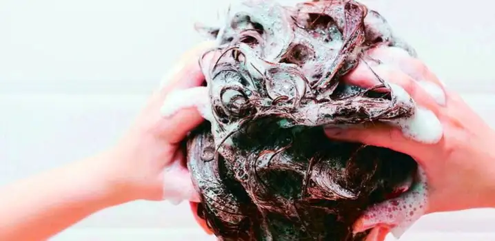 Itchy scalp, do not wash vigorously. Doctor reminds medicinal shampoo to be used according to instructions