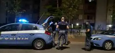 A couple in Certosa district of Milan were robbed but did not panic. Following the robber closely, the police arrested one person on the spot