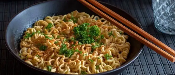 Is instant noodles cooked or soaked for consumption? Netizens discuss dough, heating time, and taste