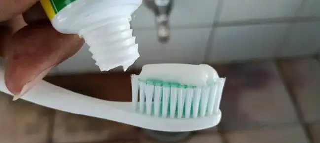 Should I rinse my mouth after brushing my teeth? Dentist discusses fluoride toothpaste and 5 cleaning concepts