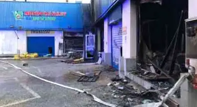 A department store in Prato caught fire and burned down late at night, the reason is still unknown