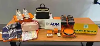 Norwegian tourism brings back luxury goods, Milan Chinese female boss fined at Bergamo airport